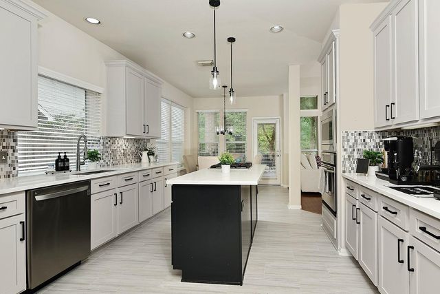 11 Pirouette, The Woodlands, TX 77382