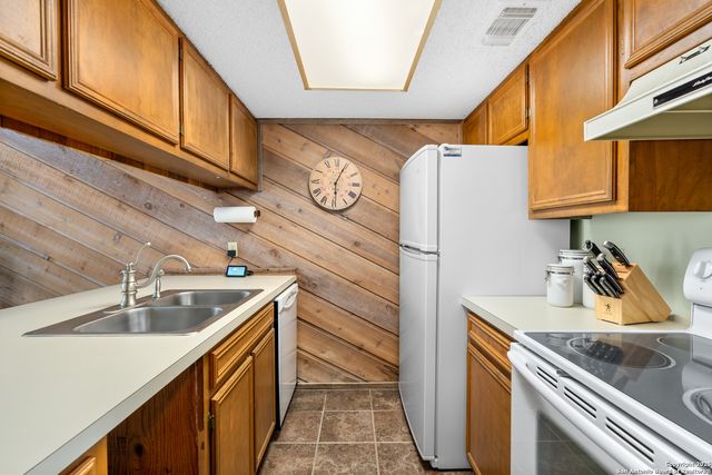 704 Horseshoe Bay Blvd, Horseshoe Bay, TX 78657