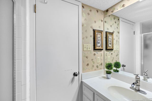 704 Horseshoe Bay Blvd, Horseshoe Bay, TX 78657