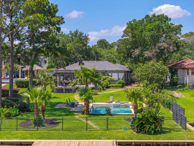 217 Lakeshore Circle, Seabrook, TX 77586
