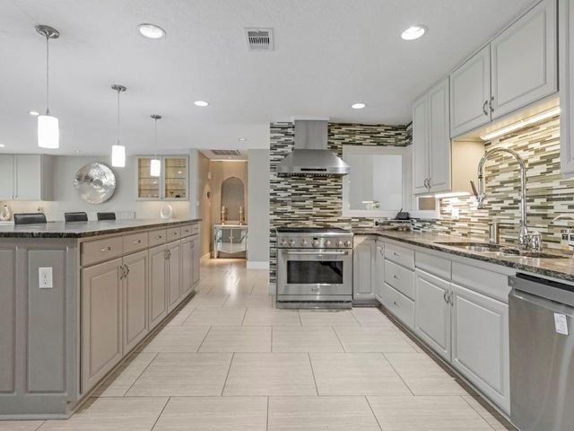 217 Lakeshore Circle, Seabrook, TX 77586