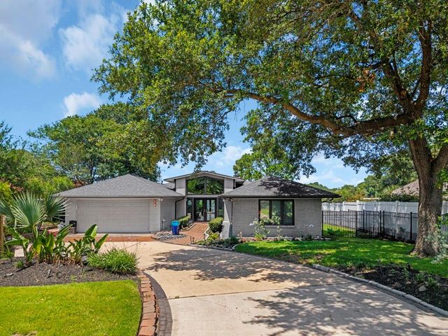 217 Lakeshore Circle, Seabrook, TX 77586