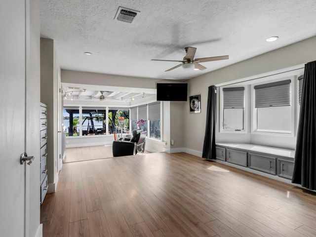 217 Lakeshore Circle, Seabrook, TX 77586