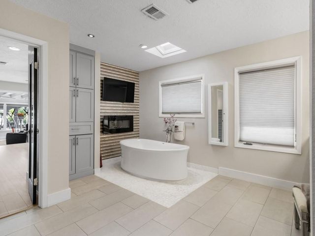217 Lakeshore Circle, Seabrook, TX 77586
