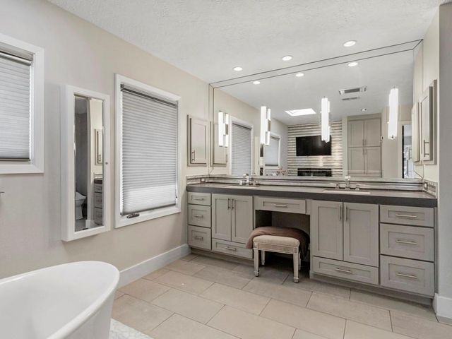 217 Lakeshore Circle, Seabrook, TX 77586