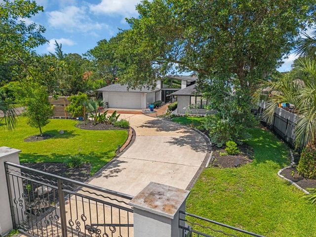 217 Lakeshore Circle, Seabrook, TX 77586
