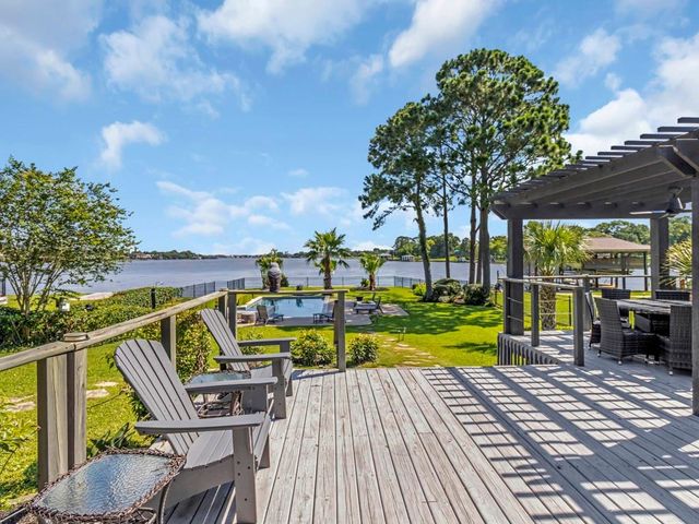 217 Lakeshore Circle, Seabrook, TX 77586