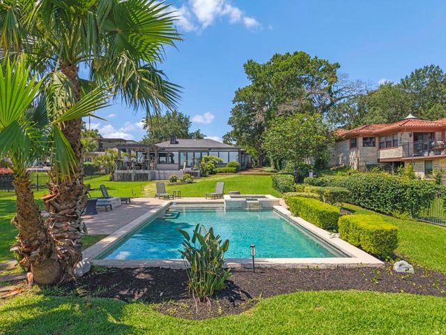 217 Lakeshore Circle, Seabrook, TX 77586