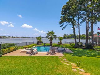 217 Lakeshore Circle, Seabrook, TX 77586