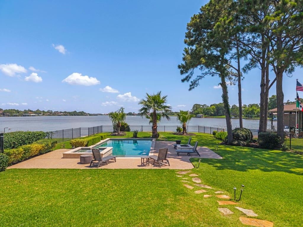 217 Lakeshore Circle, Seabrook, TX 77586
