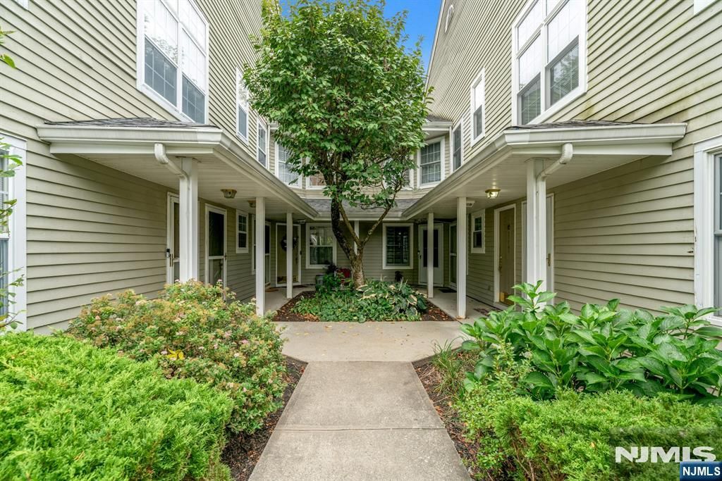 1121 Hyde Park Court, Mahwah, NJ 07430