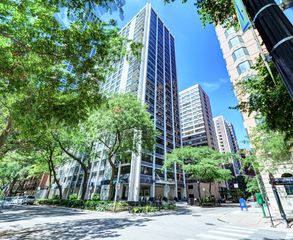 222 E PEARSON Street 2001, Chicago, IL 60611