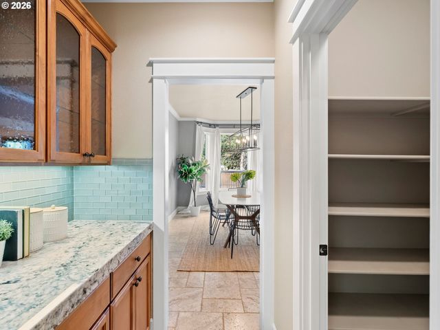 4556 Sw TAYLORS FERRY Rd, Portland, OR 97219