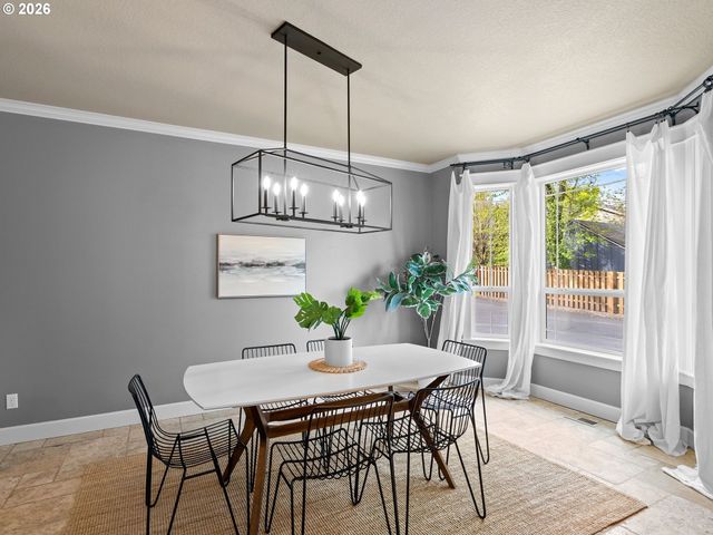 4556 Sw TAYLORS FERRY Rd, Portland, OR 97219