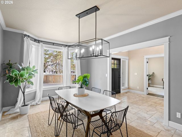 4556 Sw TAYLORS FERRY Rd, Portland, OR 97219