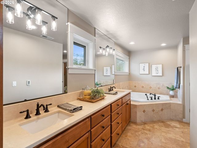 4556 Sw TAYLORS FERRY Rd, Portland, OR 97219