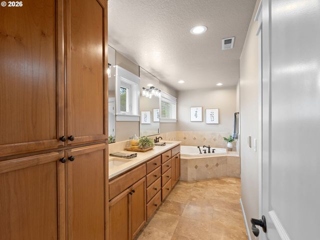 4556 Sw TAYLORS FERRY Rd, Portland, OR 97219