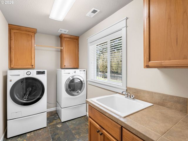 4556 Sw TAYLORS FERRY Rd, Portland, OR 97219