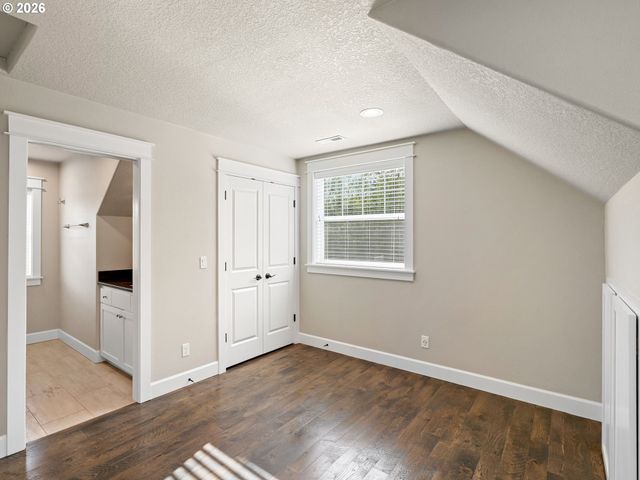 4556 Sw TAYLORS FERRY Rd, Portland, OR 97219