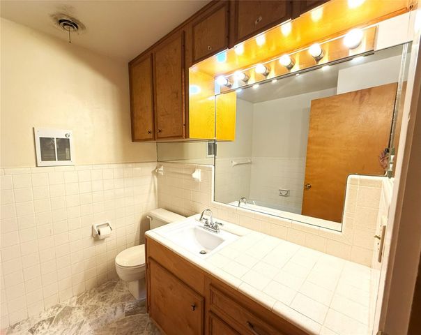 309 Town And Country Drive, El Campo, TX 77437