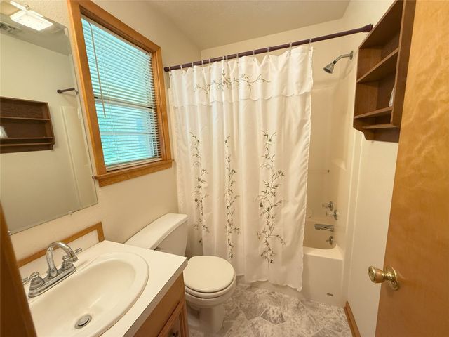 309 Town And Country Drive, El Campo, TX 77437