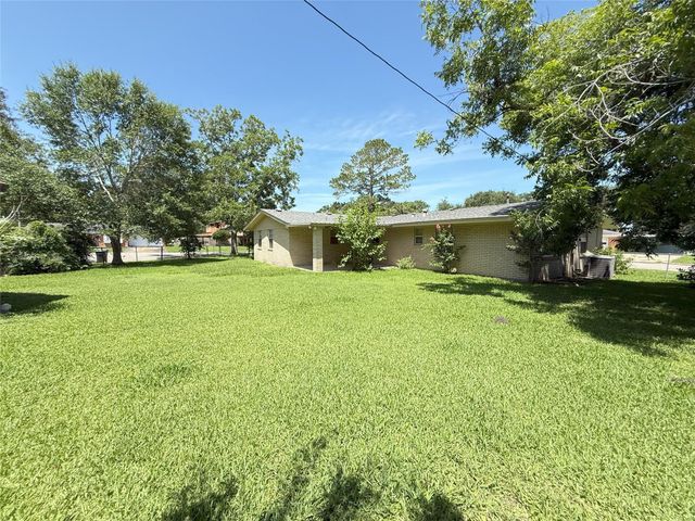 309 Town And Country Drive, El Campo, TX 77437