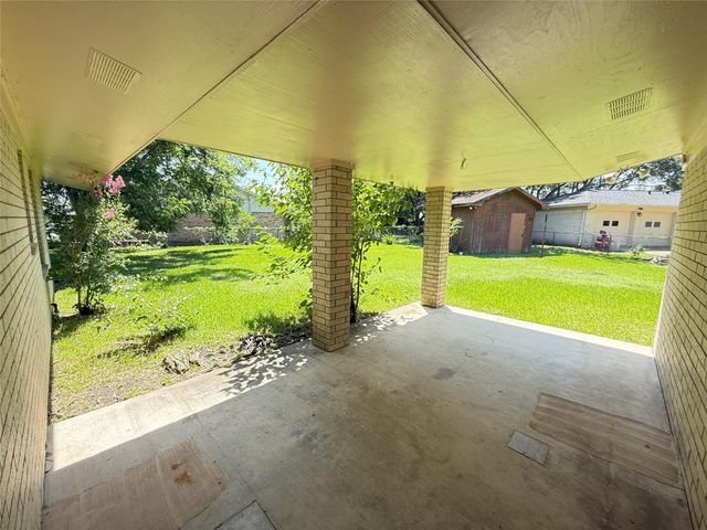 309 Town And Country Drive, El Campo, TX 77437
