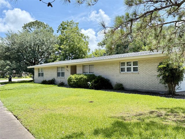 309 Town And Country Drive, El Campo, TX 77437