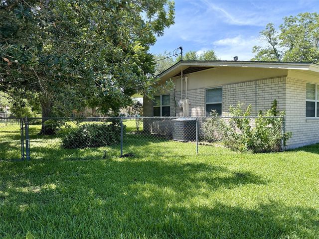 309 Town And Country Drive, El Campo, TX 77437