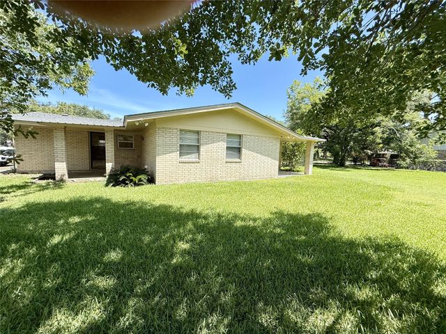309 Town And Country Drive, El Campo, TX 77437