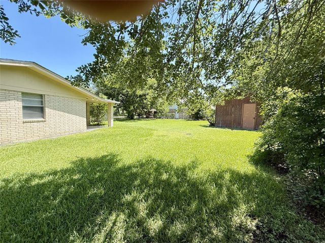 309 Town And Country Drive, El Campo, TX 77437