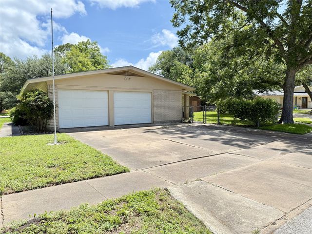 309 Town And Country Drive, El Campo, TX 77437