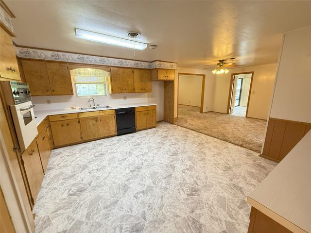 309 Town And Country Drive, El Campo, TX 77437