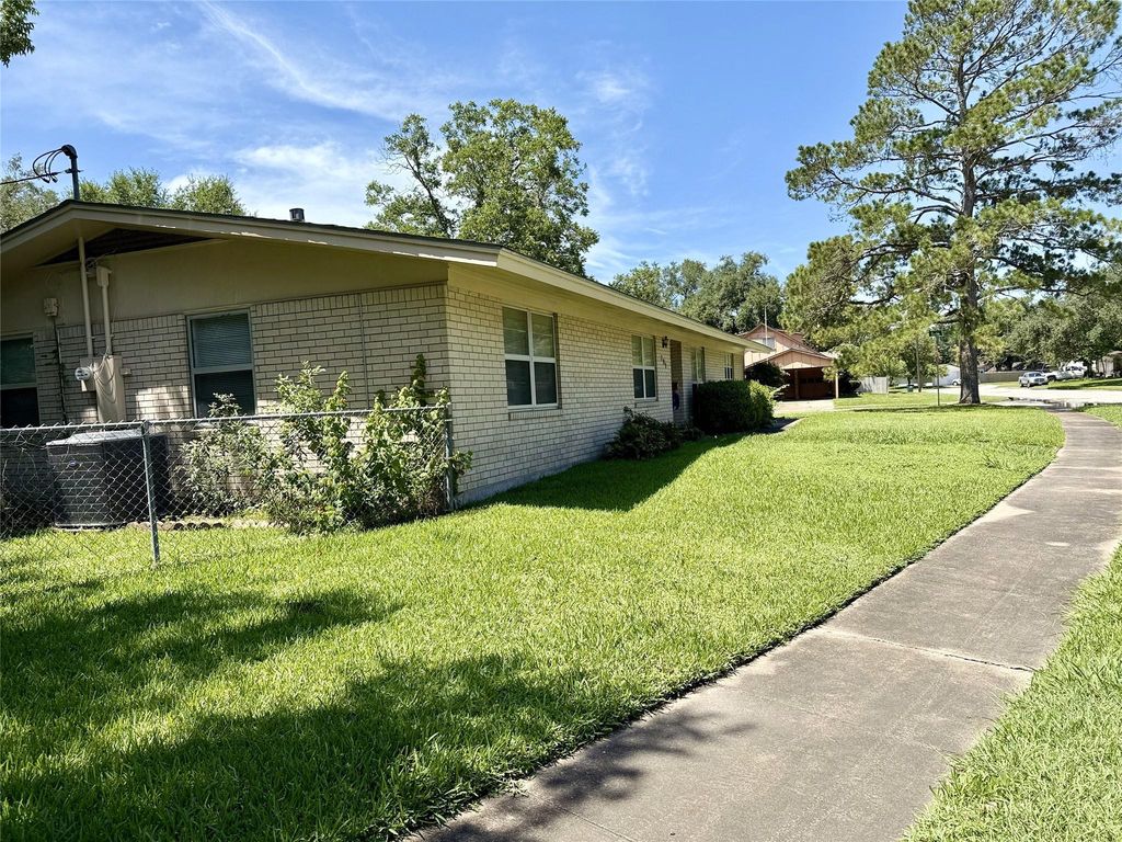 309 Town And Country Drive, El Campo, TX 77437