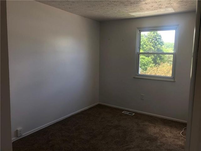 3099 Camberly Dr, Hampton, PA 15044