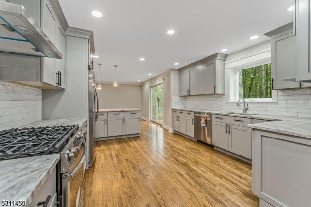 56 Mountainside Rd, Mendham Boro, NJ 07945