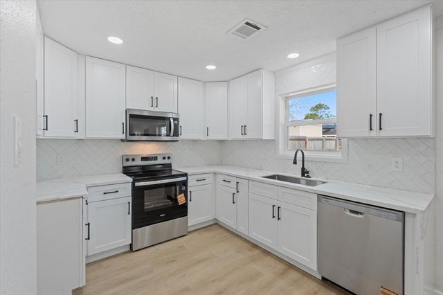 9803 Wren Street, La Porte, TX 77571