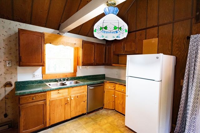 84 Hemlock Dr, Fitchburg, MA 01420