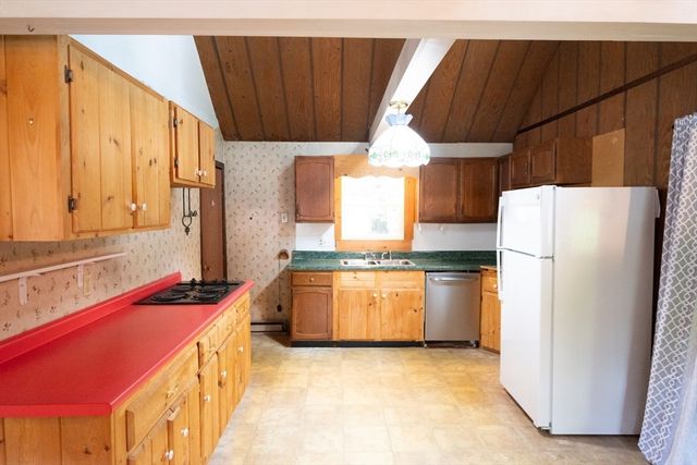 84 Hemlock Dr, Fitchburg, MA 01420