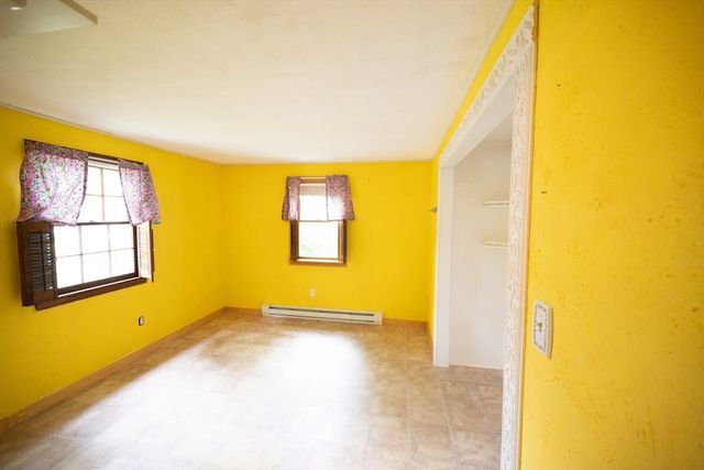 84 Hemlock Dr, Fitchburg, MA 01420