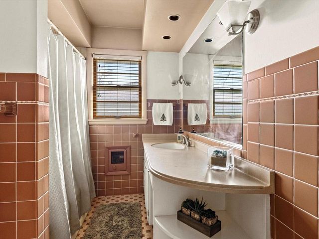 1616 Ahrens STREET, Manitowoc, WI 54220