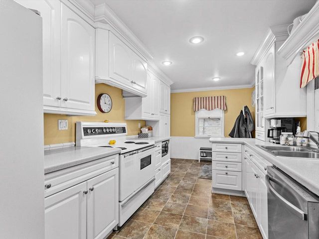 1616 Ahrens STREET, Manitowoc, WI 54220