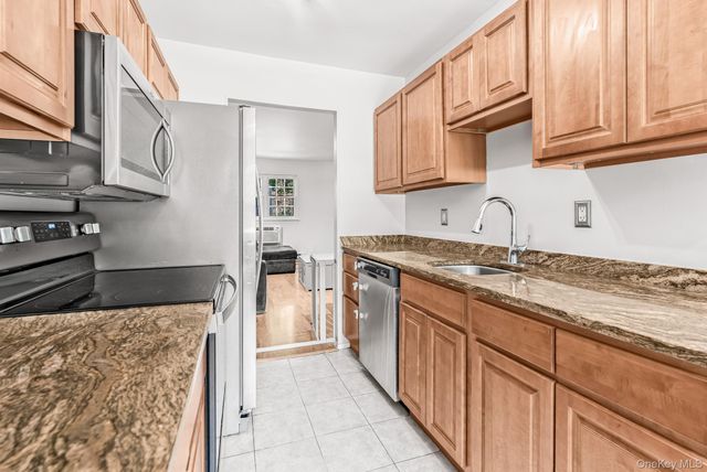 10 Roundtree Court, Beacon, NY 12508