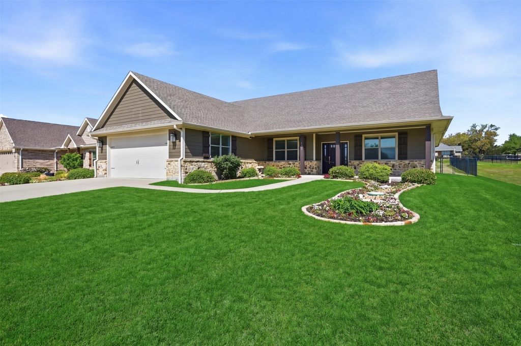 121 Bowie Drive, Gainesville, TX 76240