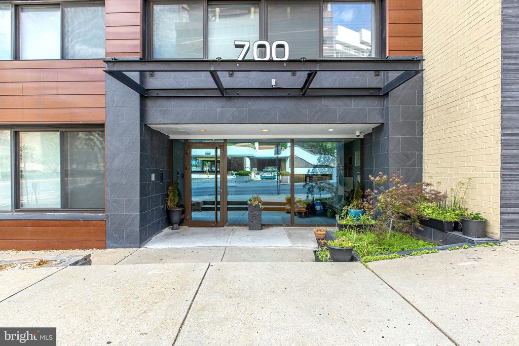 Image 2 of property listing at 700 ROEDER RD #105, Silver Spring, MD 20910