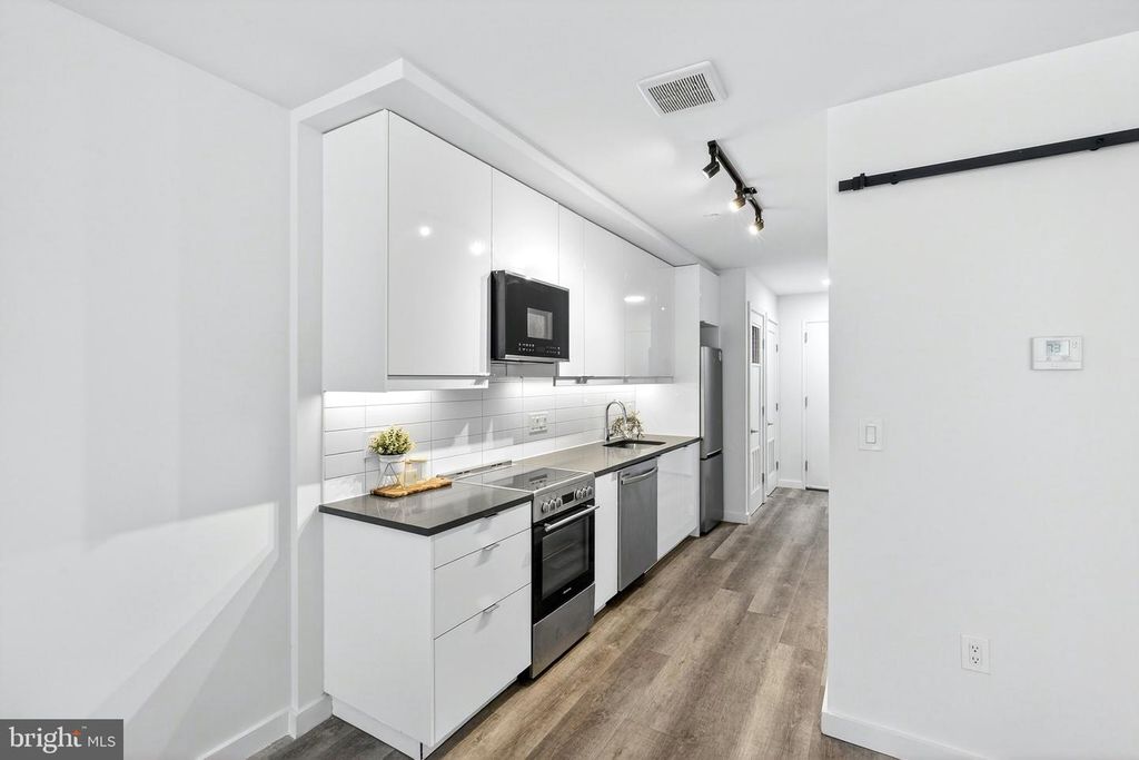 Image 8 of property listing at 700 ROEDER RD #105, Silver Spring, MD 20910