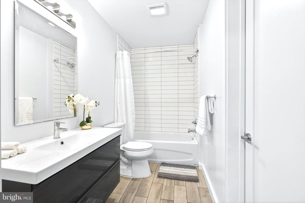 Image 9 of property listing at 700 ROEDER RD #105, Silver Spring, MD 20910