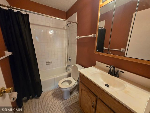2800 Hillsboro Avenue N 315, New Hope, MN 55427