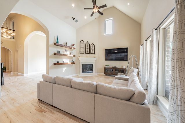 1008 Broadmoor Way, Roanoke, TX 76262