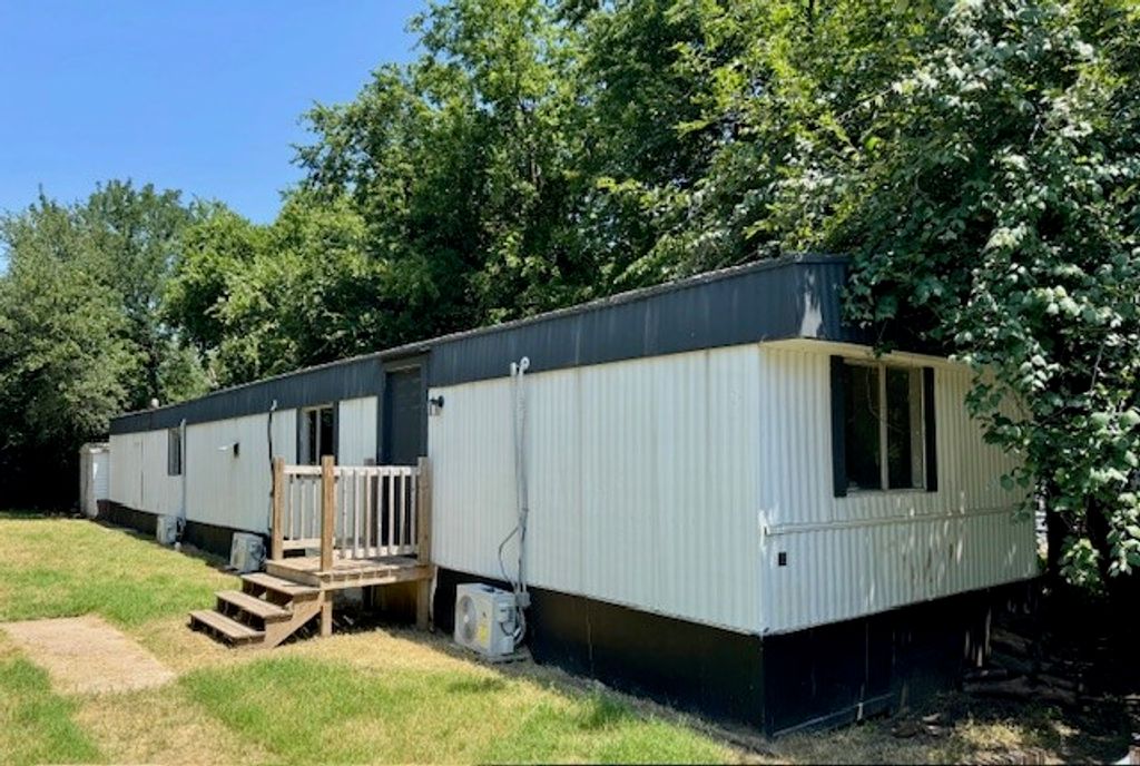 914 Pawnee Trail, Granbury, TX 76048